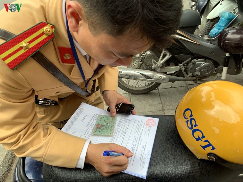 csgt ha noi tuoc hang loat giay phep lai xe lien quan den ruou, bia hinh 9