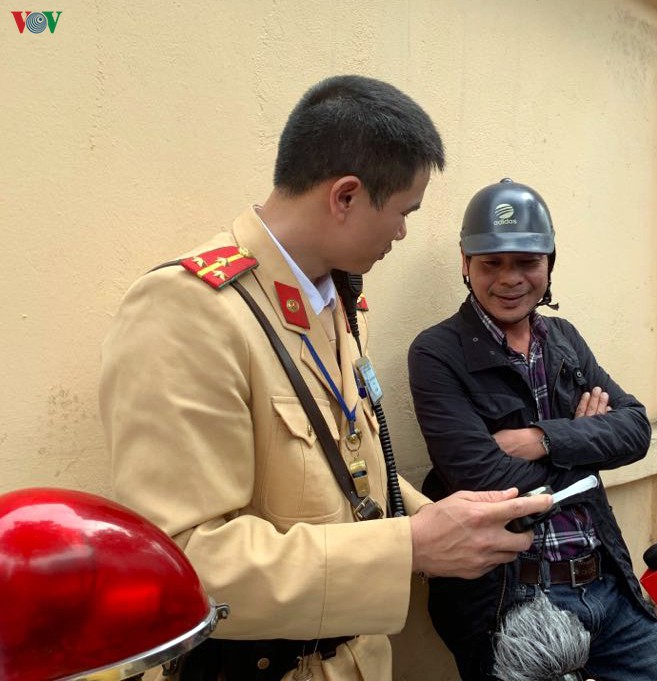csgt ha noi tuoc hang loat giay phep lai xe lien quan den ruou, bia hinh 10
