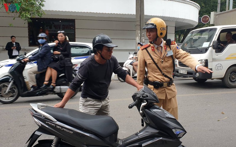 csgt ha noi tuoc hang loat giay phep lai xe lien quan den ruou, bia hinh 4