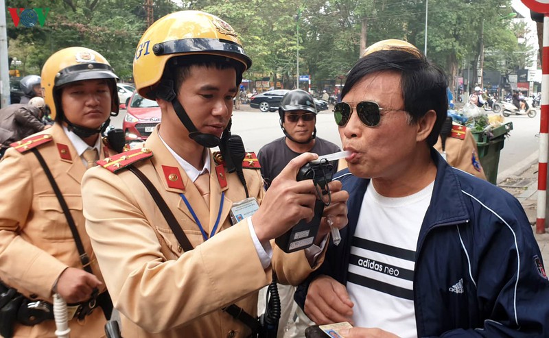 csgt ha noi tuoc hang loat giay phep lai xe lien quan den ruou, bia hinh 5