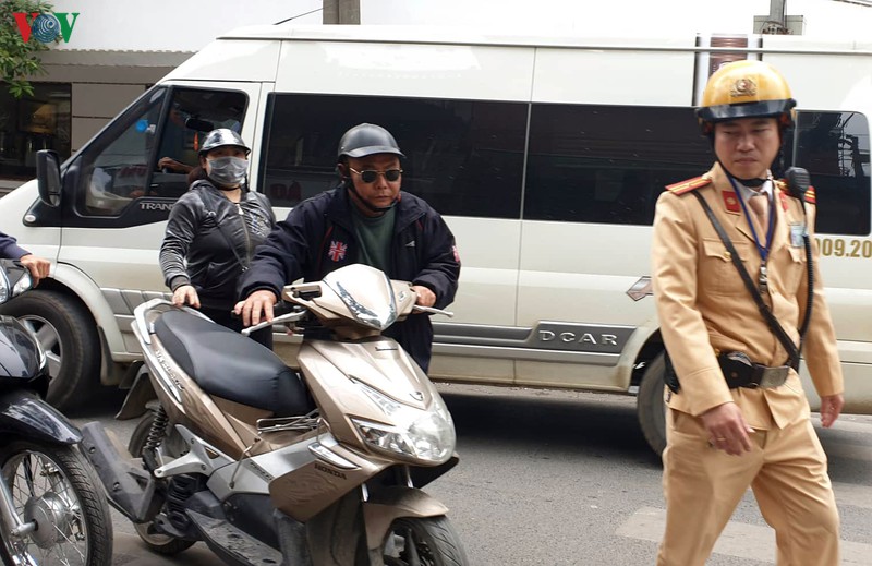 csgt ha noi tuoc hang loat giay phep lai xe lien quan den ruou, bia hinh 3