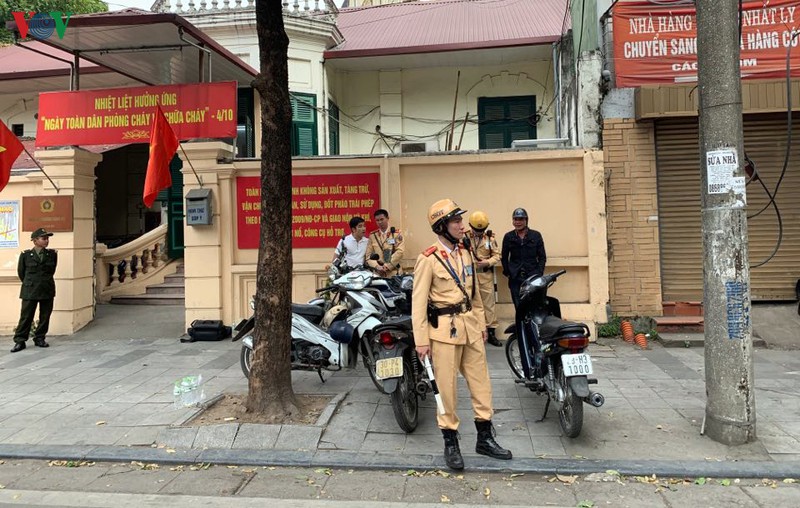 csgt ha noi tuoc hang loat giay phep lai xe lien quan den ruou, bia hinh 1