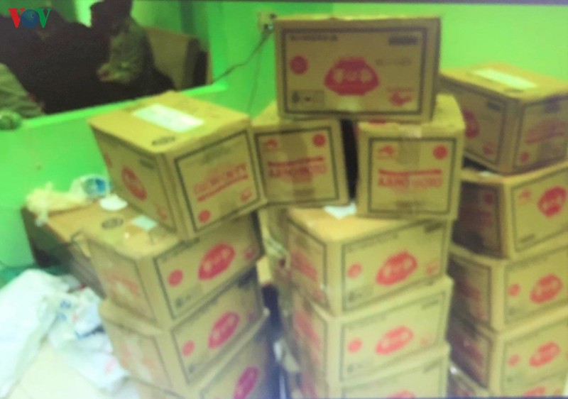 thu giu hon 1 tan bot ngot nghi gia nhan hieu ajinomoto sap "tuon" ban hinh 1