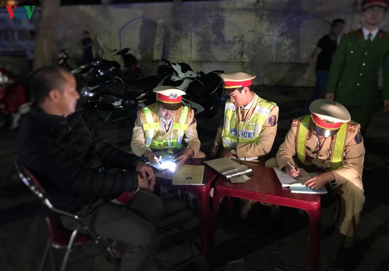 bi phat, tuoc gplx nguoi vi pham than "uong ruou tu trua nen chu quan" hinh 1