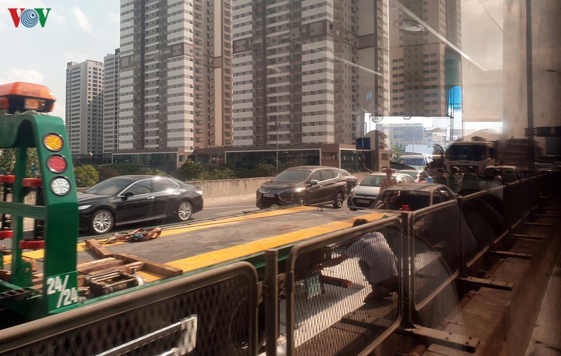 xe o to bien xanh boc chay ngun ngut o vanh dai 3 tren caoxe o to bien xanh boc chay ngun ngut o vanh dai 3 tren cao hinh 2