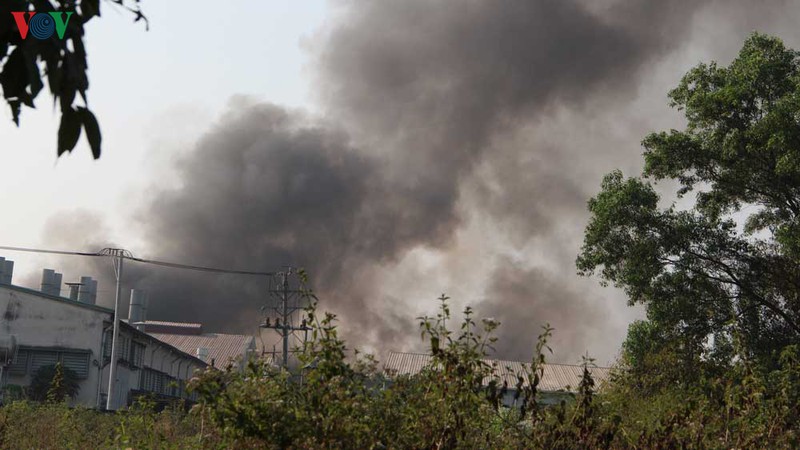 da khong che duoc vu chay nha xuong rong khoang 2.000m2 o binh duong hinh 1