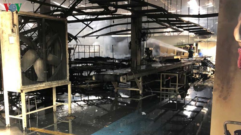 da khong che duoc vu chay nha xuong rong khoang 2.000m2 o binh duong hinh 3