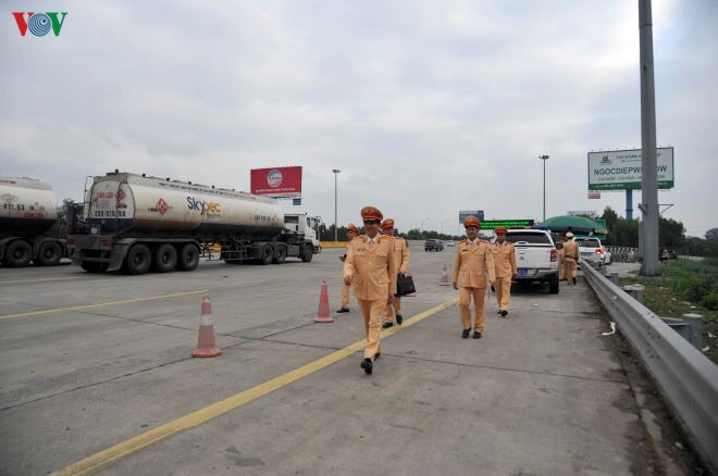 csgt don giao thua ngoai duong dam bao an toan giao thong hinh 1