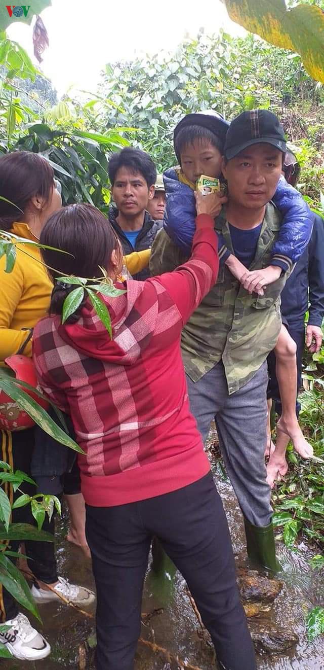 kip thoi giai cuu hai be trai lac trong rung o ha tinh hinh 1