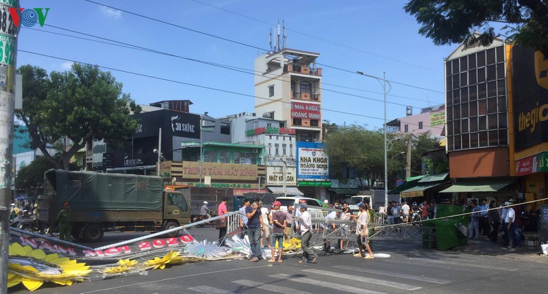 cong chao "chuc mung nam moi" do sap lam 1 nguoi di duong bi thuong hinh 1