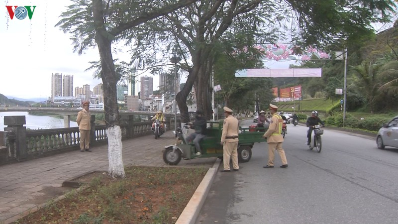 tai dien xe ba gac tu che luu hanh tren duong pho o lao cai hinh 1