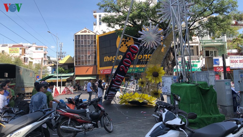 cong chao "chuc mung nam moi" do sap lam 1 nguoi di duong bi thuong hinh 2