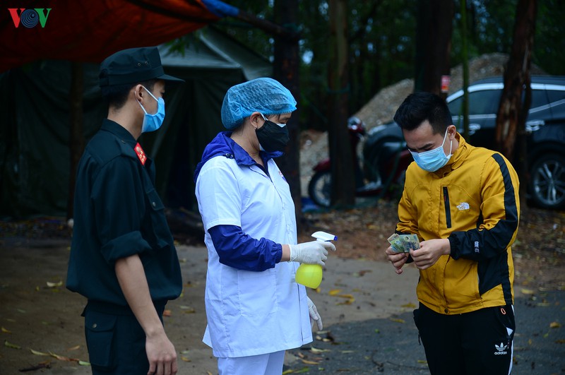 truoc gio go bo cach ly do dich covid-19: nguoi dan son loi lo ben ngoai khong an toan  hinh 1