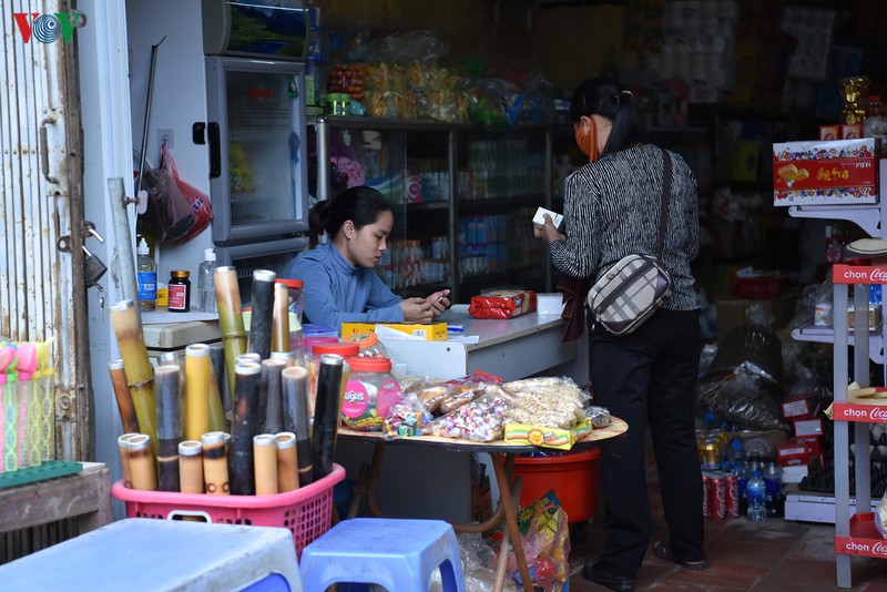 truoc gio go bo cach ly do dich covid-19: nguoi dan son loi lo ben ngoai khong an toan  hinh 3