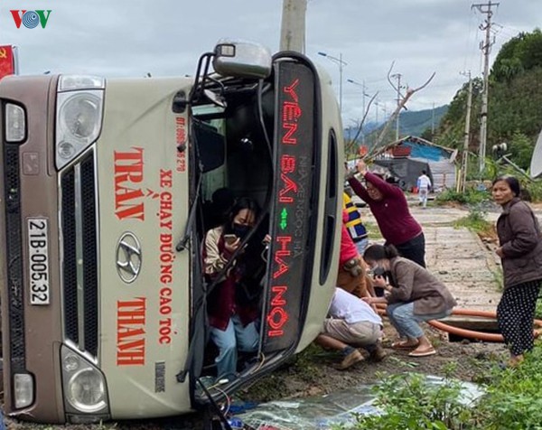 lat xe khach o yen bai, 5 hanh khach may man thoat nan hinh 1