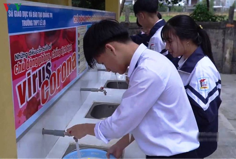 quang tri cho 14 hoc sinh nghi vi tiep xuc voi nguoi tu vung dich ve hinh 1