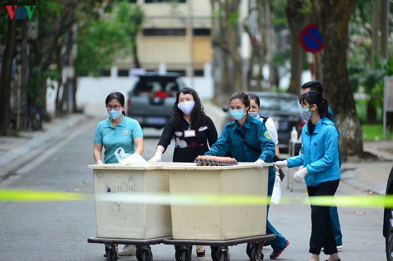 can canh quy trinh thu gom rac thai o khu pho cach ly truc bach hinh 16