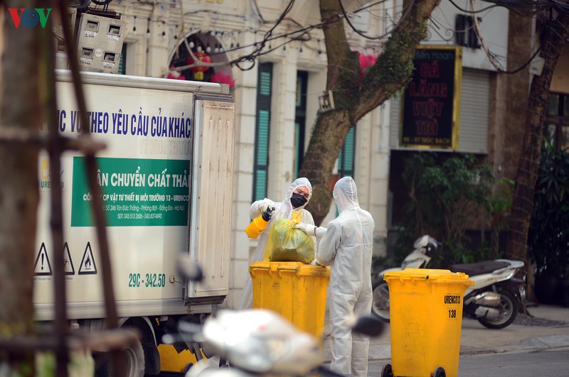 can canh quy trinh thu gom rac thai o khu pho cach ly truc bach hinh 7