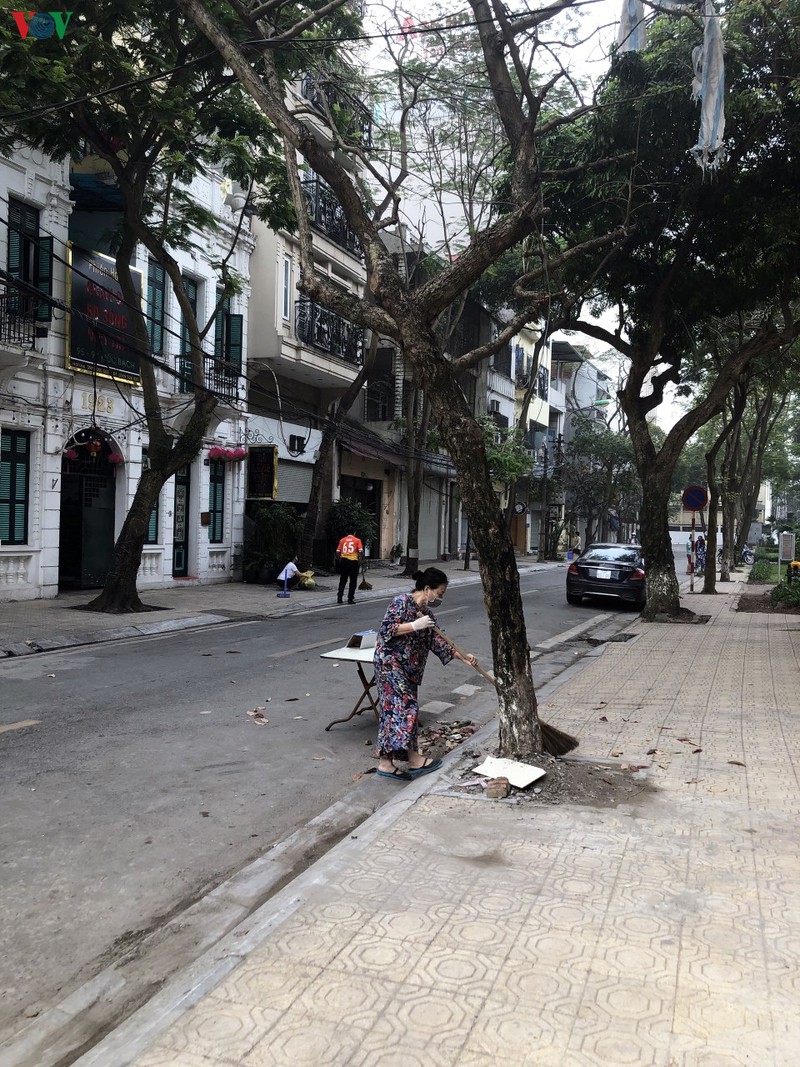 can canh quy trinh thu gom rac thai o khu pho cach ly truc bach hinh 3