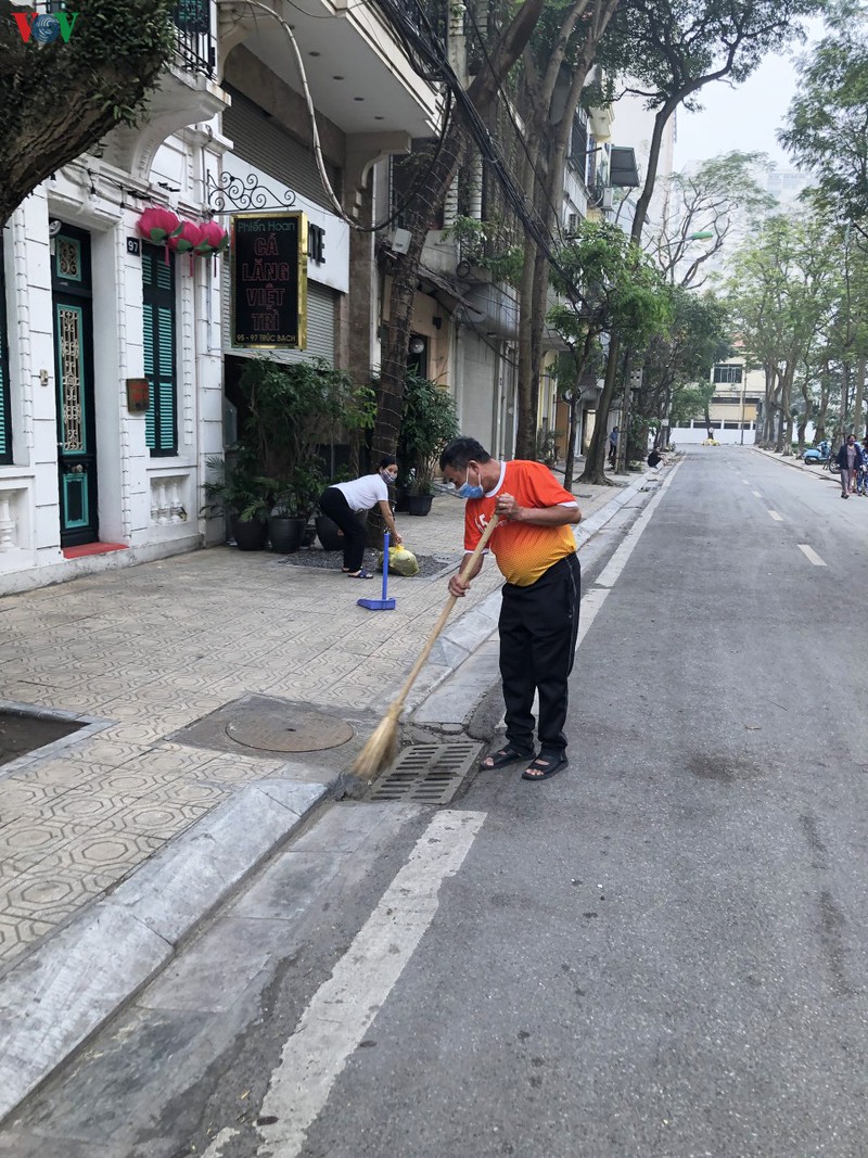 can canh quy trinh thu gom rac thai o khu pho cach ly truc bach hinh 2