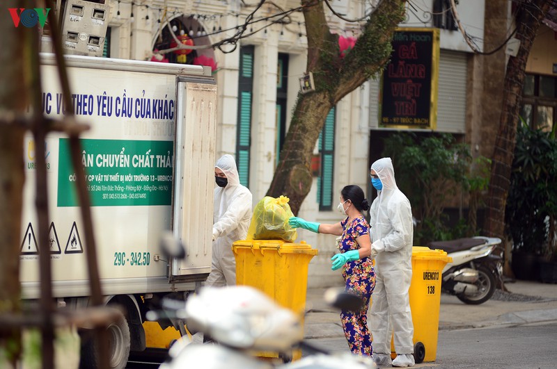 can canh quy trinh thu gom rac thai o khu pho cach ly truc bach hinh 6
