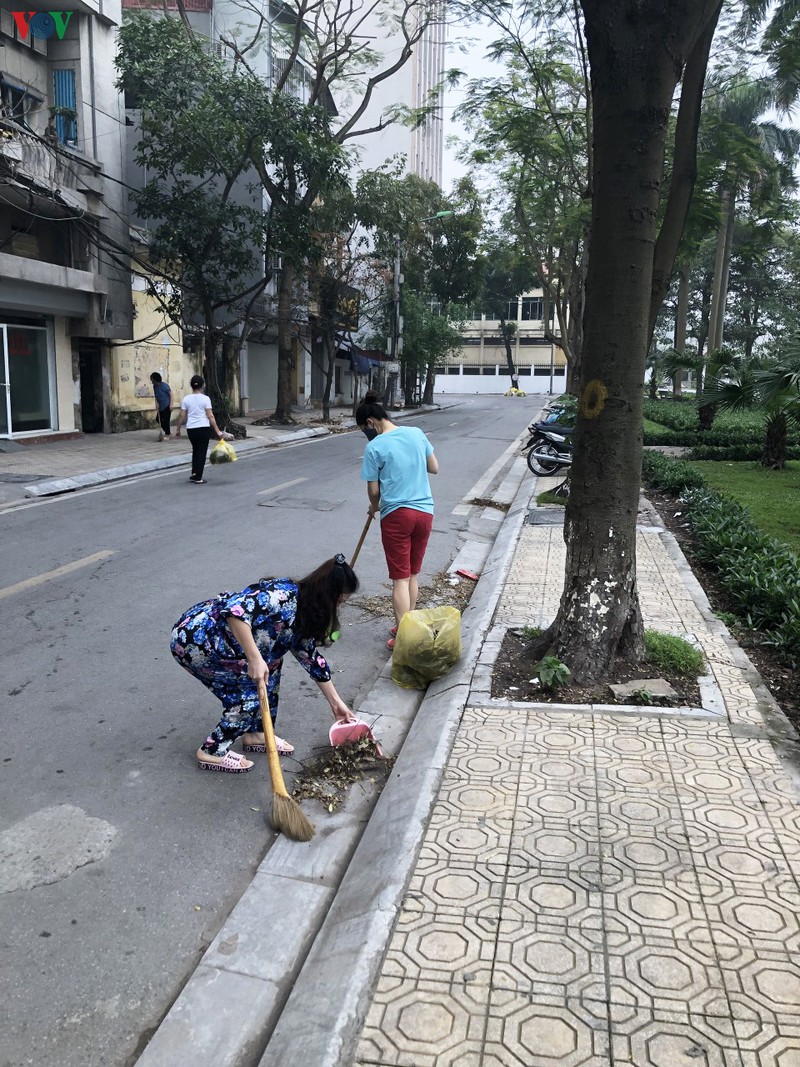 can canh quy trinh thu gom rac thai o khu pho cach ly truc bach hinh 1