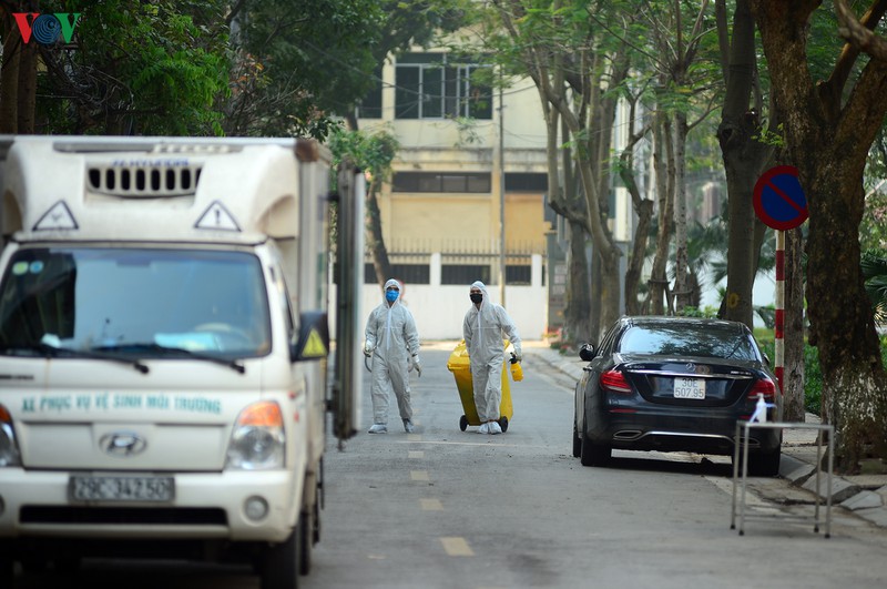 can canh quy trinh thu gom rac thai o khu pho cach ly truc bach hinh 13