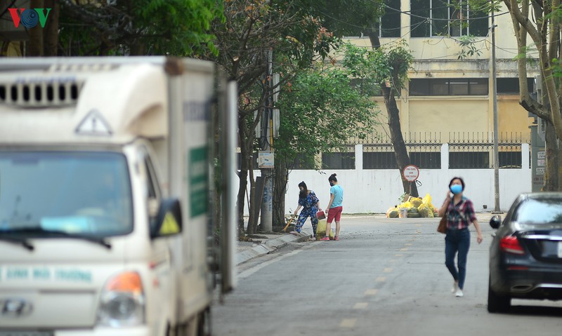 can canh quy trinh thu gom rac thai o khu pho cach ly truc bach hinh 4