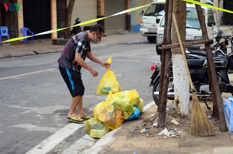 can canh quy trinh thu gom rac thai o khu pho cach ly truc bach hinh 5