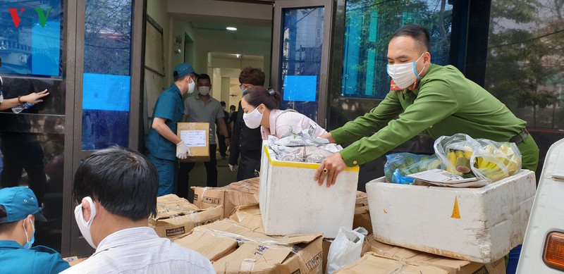 can canh: ca basa, rau qua duoc chuyen den khu cach ly tai benh vien hinh 8