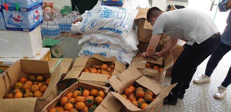 can canh: ca basa, rau qua duoc chuyen den khu cach ly tai benh vien hinh 9