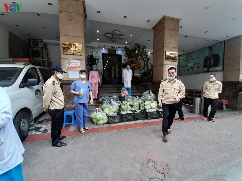 can canh: ca basa, rau qua duoc chuyen den khu cach ly tai benh vien hinh 6