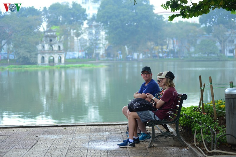 anh: nhieu nguoi van chu quan du who tuyen bo covid-19 la dai dich hinh 1