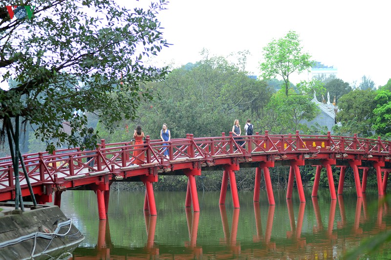 anh: nhieu nguoi van chu quan du who tuyen bo covid-19 la dai dich hinh 2