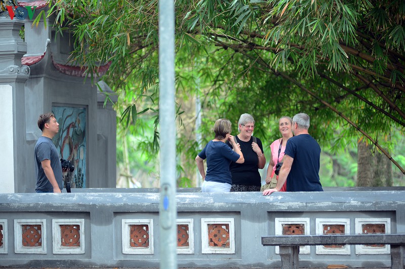 anh: nhieu nguoi van chu quan du who tuyen bo covid-19 la dai dich hinh 4