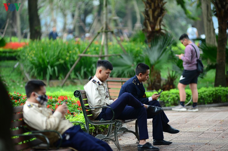 anh: nhieu nguoi van chu quan du who tuyen bo covid-19 la dai dich hinh 12