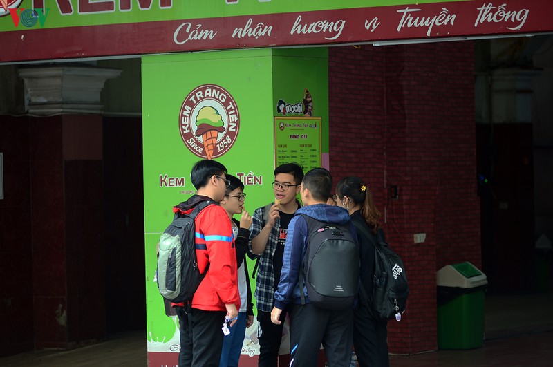 anh: nhieu nguoi van chu quan du who tuyen bo covid-19 la dai dich hinh 8