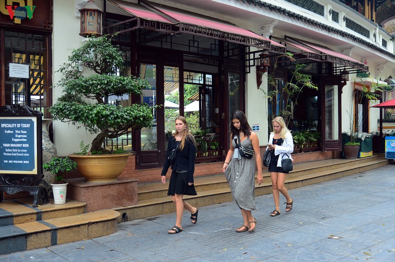 anh: nhieu nguoi van chu quan du who tuyen bo covid-19 la dai dich hinh 7