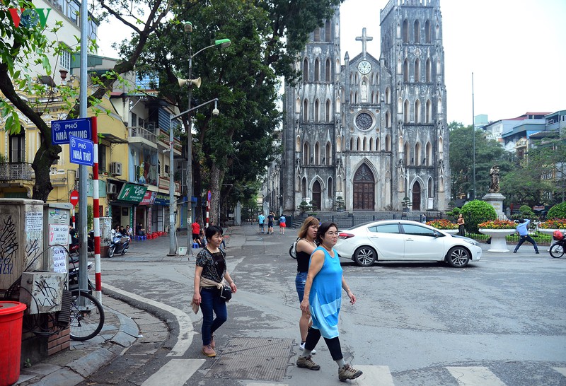 anh: nhieu nguoi van chu quan du who tuyen bo covid-19 la dai dich hinh 3