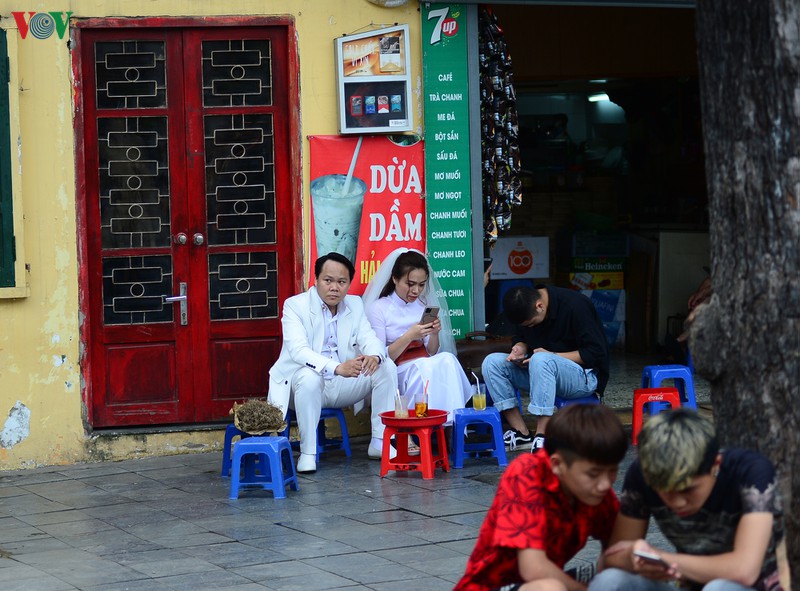 anh: nhieu nguoi van chu quan du who tuyen bo covid-19 la dai dich hinh 13