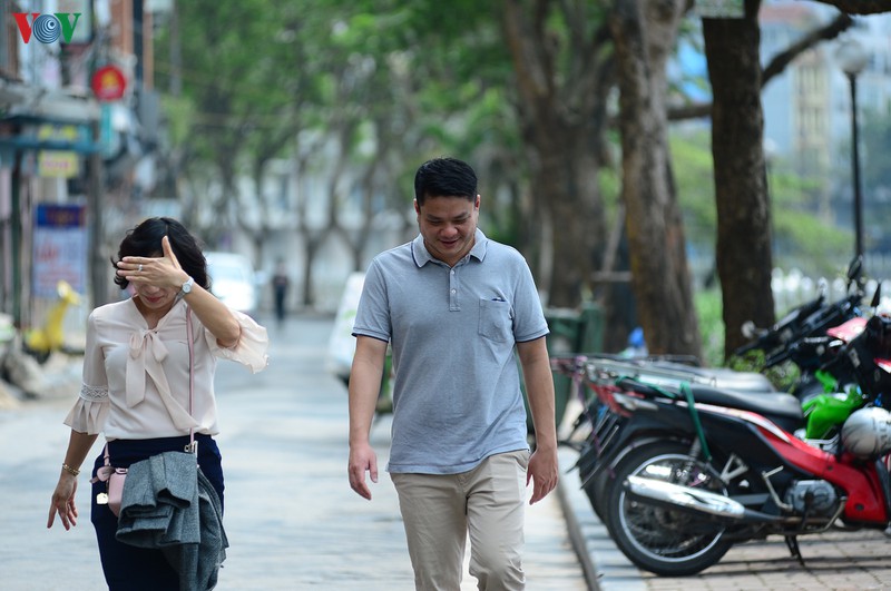 anh: nhieu nguoi van chu quan du who tuyen bo covid-19 la dai dich hinh 15