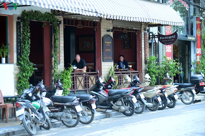 anh: nhieu nguoi van chu quan du who tuyen bo covid-19 la dai dich hinh 16