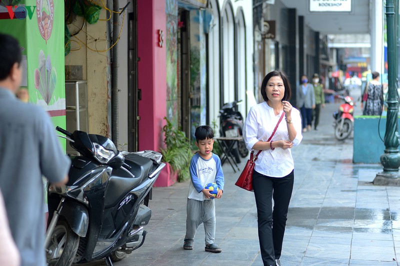 anh: nhieu nguoi van chu quan du who tuyen bo covid-19 la dai dich hinh 9