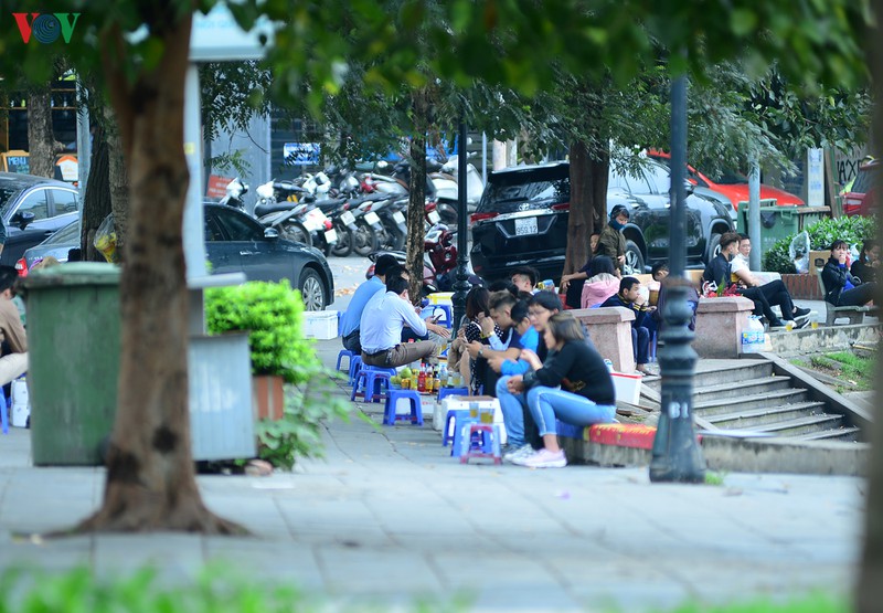 anh: nhieu nguoi van chu quan du who tuyen bo covid-19 la dai dich hinh 17