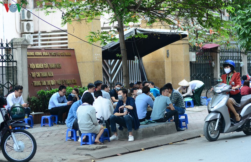 anh: nhieu nguoi van chu quan du who tuyen bo covid-19 la dai dich hinh 19