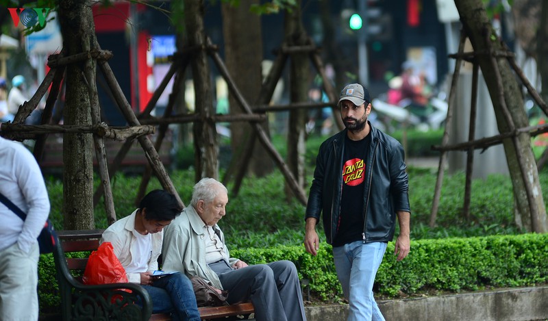 anh: nhieu nguoi van chu quan du who tuyen bo covid-19 la dai dich hinh 6