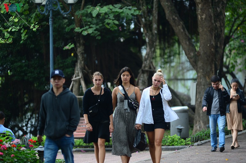 anh: nhieu nguoi van chu quan du who tuyen bo covid-19 la dai dich hinh 5