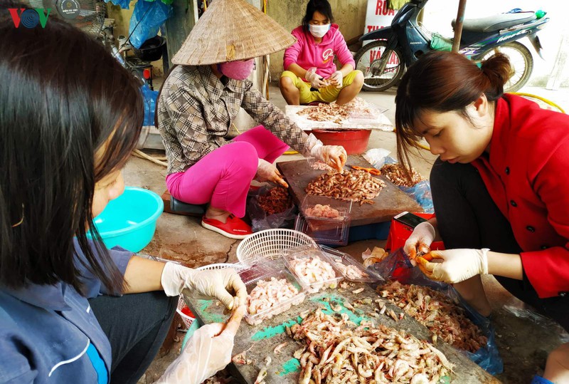 giao vien tu thuc tai quang ninh phai di boc vo tom, lau nha thue  hinh 1