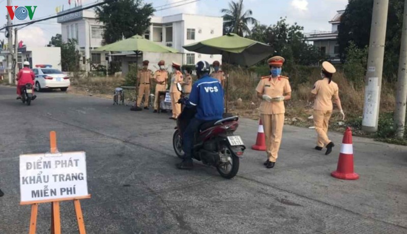 csgt ba ria - vung tau tang 5.000 khau trang cho nguoi di duong hinh 1