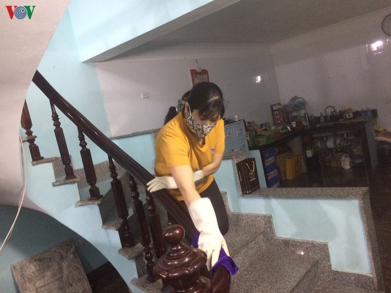 giao vien tu thuc tai quang ninh phai di boc vo tom, lau nha thue  hinh 4